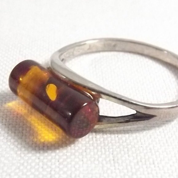 Vintage Sterling Silver 925 Marked Ring with Amber Cylinder, Size 8 - Picture 2 of 6